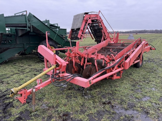AMAC D2, 2 ROW PARSNIP HARVESTER WITH HYDRAULIC DRIVE STAR TABLE