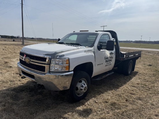 2011 CHEVY 3500HD REGULAR CAB TRUCK WITH STEEL FLAT BED, VORTEC V8 GAS ENGINE, AUTO TRANS, 4X4, PW, 