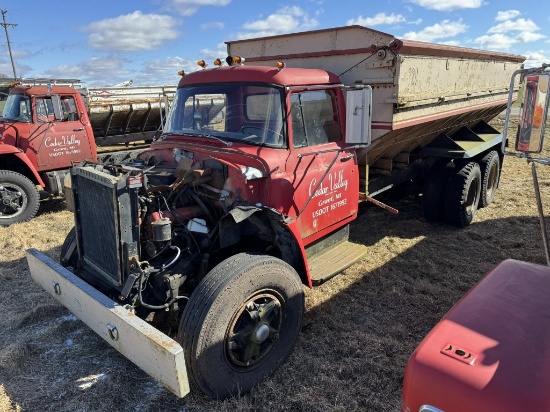 1975 IHC LOADSTAR 1700 WITH 18' LOCKWOOD POTATO BOX WITH CHAIN, NON-RUNNING, FOR PARTS, 5-SPEED 4-SP