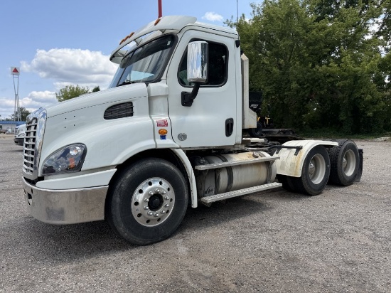 2016 Freightliner Cascadia 113 Day Cab Semi Truck