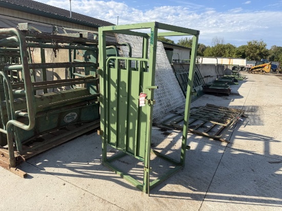 Powder River squeeze chute, 3' x 3'