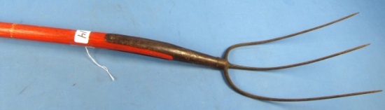 Hay Fork (rake); Wb304; 4 Ft.; Bent Hndl; Orig. Red; Winchester