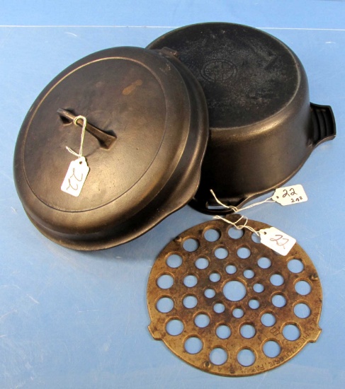 Hinged Cover Dutch Oven; #8; Griswold; Erie; Pa; Sl; W/trivet