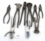 LOT: 9; KK; hand tools; staple puller; fencing pliers; pliers & wire cutters; carpenter pincher; lin