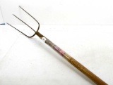 DE; No. DEO 35; 3-tine hay fork; w/paper label