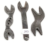 LOT: 3; alligator wrenches; 1- No.DE100; 2-No. DE65