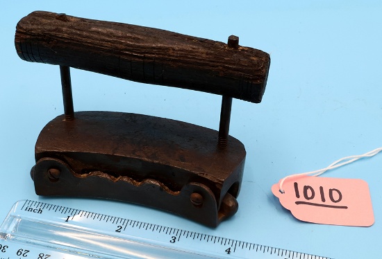 Hat Shackle; Iron; Flat Bottom; Late 1800; R3