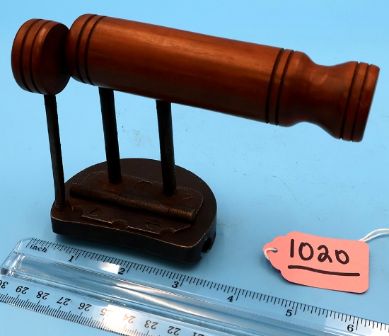 Hat Shackle; End Of Handle Moves To Control Hinged Edge; Late 1800 R3