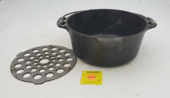 Dutch Oven: The Griswold Mfg Co No 7 Tite-top baster, large slant logo, 2603 w/Griswold No 7 trivet