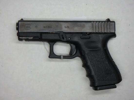 GLOCK 19 PISTOL 9MM SN: GVM770 W/ MAG, AVERAGE