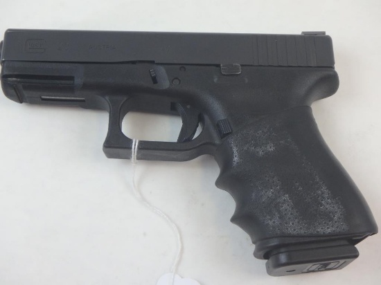 GLOCK 23 PISTOL 40 SN: WEC686 W/ MAG, AVERAGE