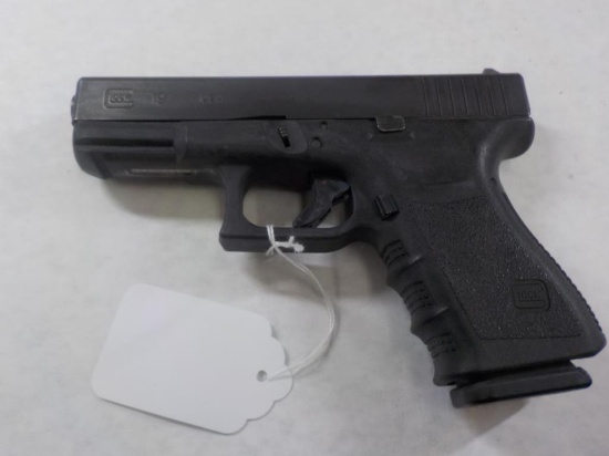 GLOCK 19 PISTOL 9MM SN: AAKS546 W/ MAG, DUSTY