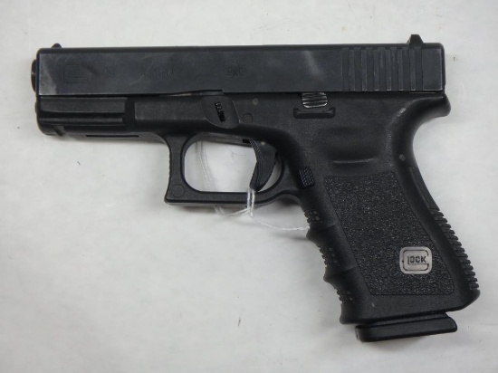 GLOCK 19 PISTOL 9MM SN: LRW937 W/ MAG, AVERAGE