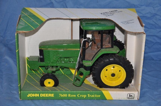 Ertl 1/16 Scale John Deere 7600 Row Crop Tractor