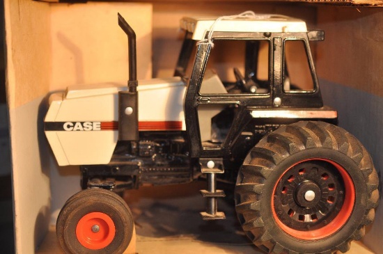 Ertl 1/16th Scale Case 2594 Tractor
