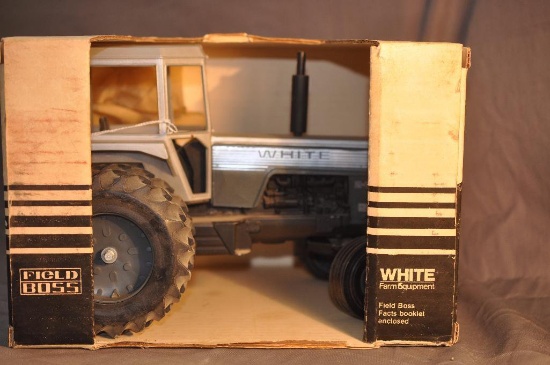 Scale Models 1/16th Scale White Field Boss Tractor