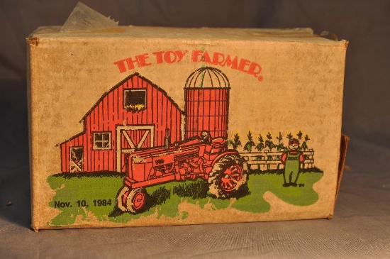 Ertl 1/16th Scale Toy Farmer Farmer 300