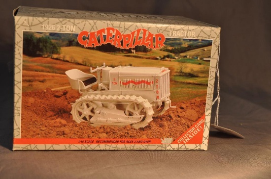 Ertl 1/16th Scale Cat 2 Ton Crawler