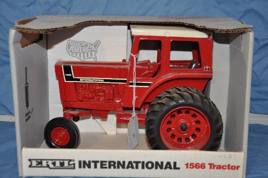 Ertl 1/16 Scale International 1566 Tractor