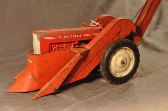 Tru-Scale 1/16th Tractor w/2-row picker