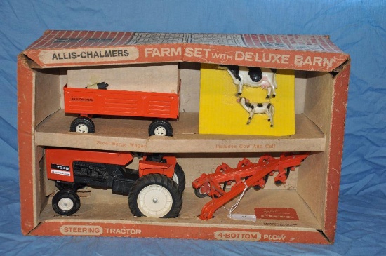 Ertl 1/16 Scale Allis Chalmers Farm Set with Deluxe Barn