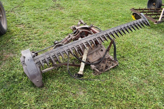 International 7' sickle bar mower