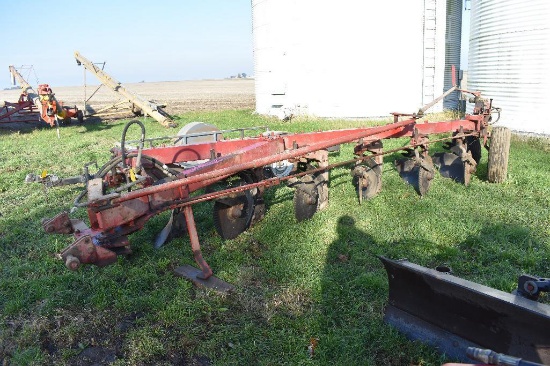 IH 710 6-bottom plow