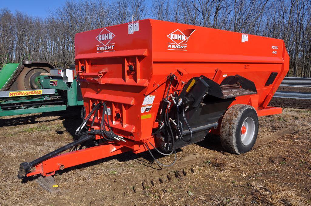 Kuhn Knight Botec 4142 mixing feed wagon | Proxibid