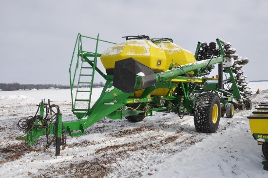 '98 JD 1860 36' air drill & '98 JD 1900 tow-between commodity cart