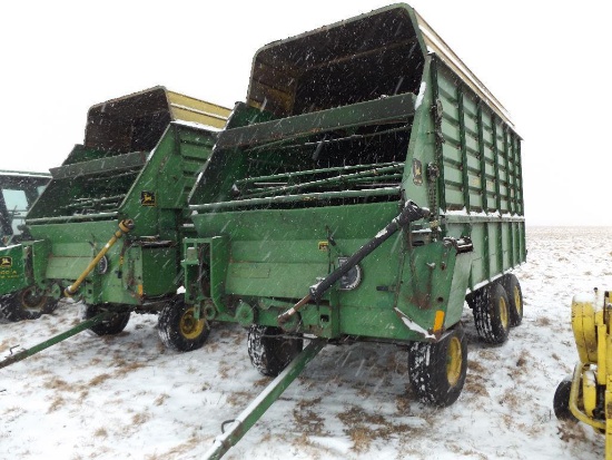 JD 716A silage wagon