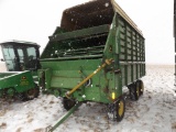 JD 716A silage wagon