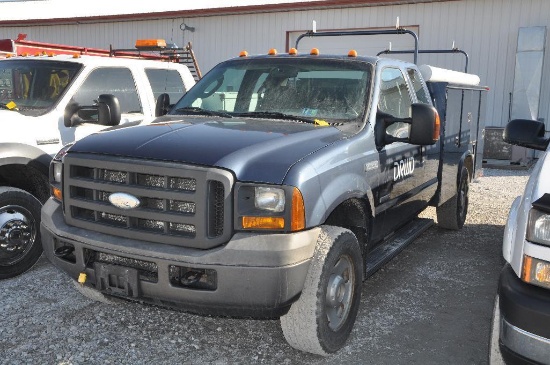 '05 Ford F350 XL 4wd extended cab single rear wheeled truck