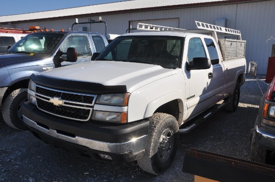 '06 Chevrolet 2500 HD 2wd extended cab pickup