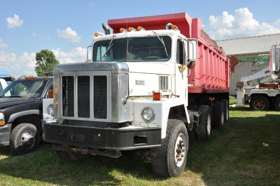 '76 IH Paystar 5000 dump truck