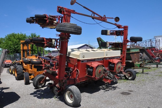 '84 IH 800 12 row 30" vertical fold planter