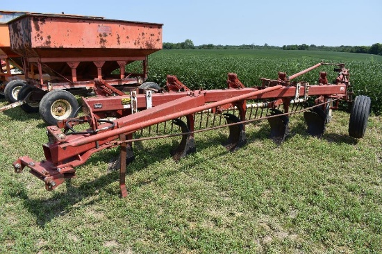 IH 720 5-bottom plow