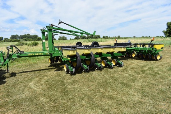 '92 JD 7200 16 row 30" planter