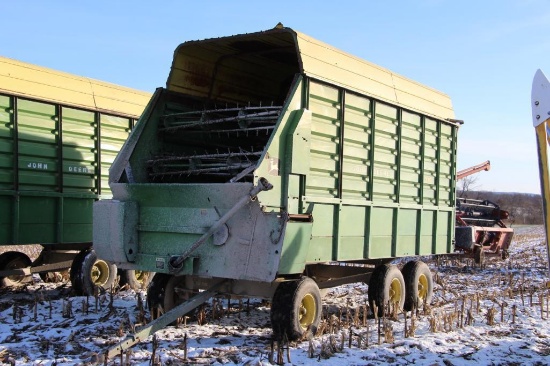 John Deere 716 forage wagon