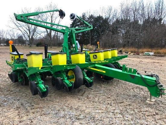 2004 John Deere 1760 12 row 30" wing fold planter