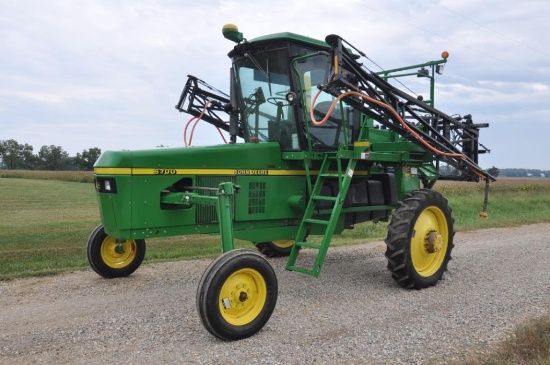 2001 John Deere 6700 self-propelled sprayer