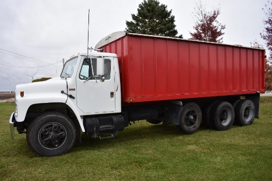 1988 International Harvester S1900 grain truck