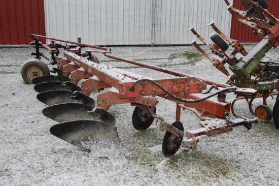 IH 720 5-bottom plow