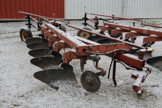 IH 720 5-bottom plow