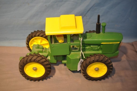 ERTL 1/16TH SCALE JD 4WD TRACTOR