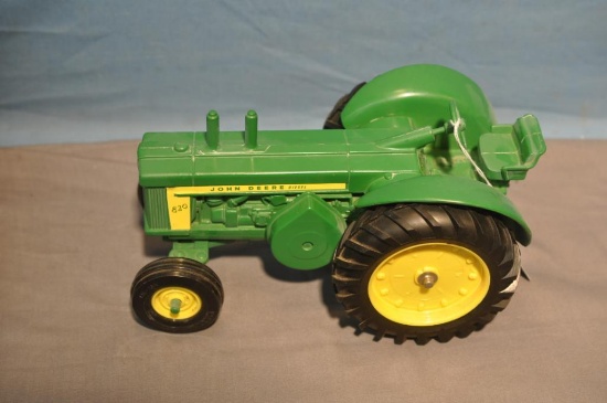 ERTL 1/16TH SCALE JD 820 DIESEL TRACTOR
