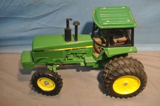 ERTL 1/16TH SCALE JD TRACTOR