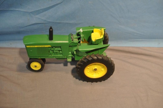 ERTL 1/16TH SCALE JD TRACTOR