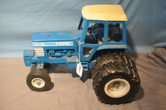 ERTL 1/16TH SCALE FORD TW-35 TRACTOR, DIRTY, CHIP IN CAB