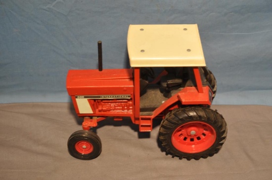 ERTL 1/16TH IH 886 TRACTOR