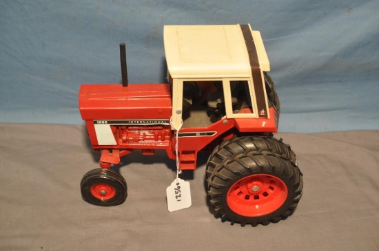 ERTL 1/16TH SCALE IH 1586 TRACTOR